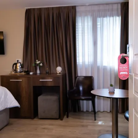 4r Colombo 酒店 地拉那