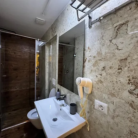 4r Colombo 3* 地拉那